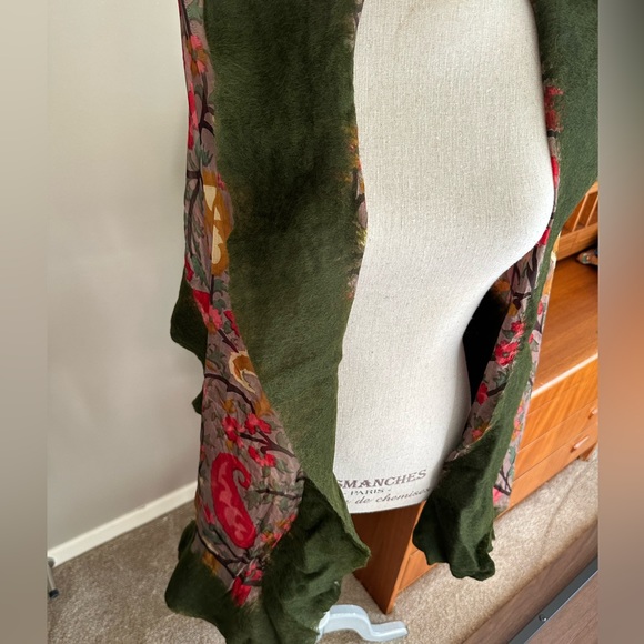 Beautiful silk and felt wrap, scarf, new - Picture 3 of 7